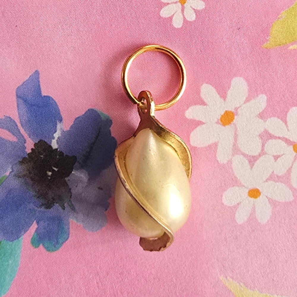 Vintage pendant charm white faux pearl spiral wire wrap cage caged pearlcore
